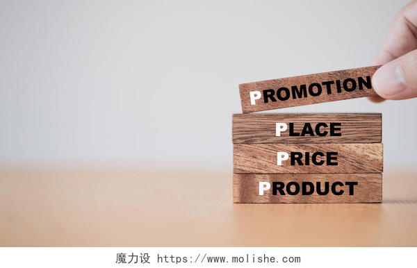 营销理念手放木制方块印刷屏幕4P概念包括产品价格位置和促销